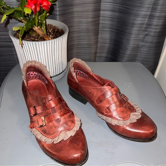Antelope Women's Red Leather Shoes - Picture 4 of 12